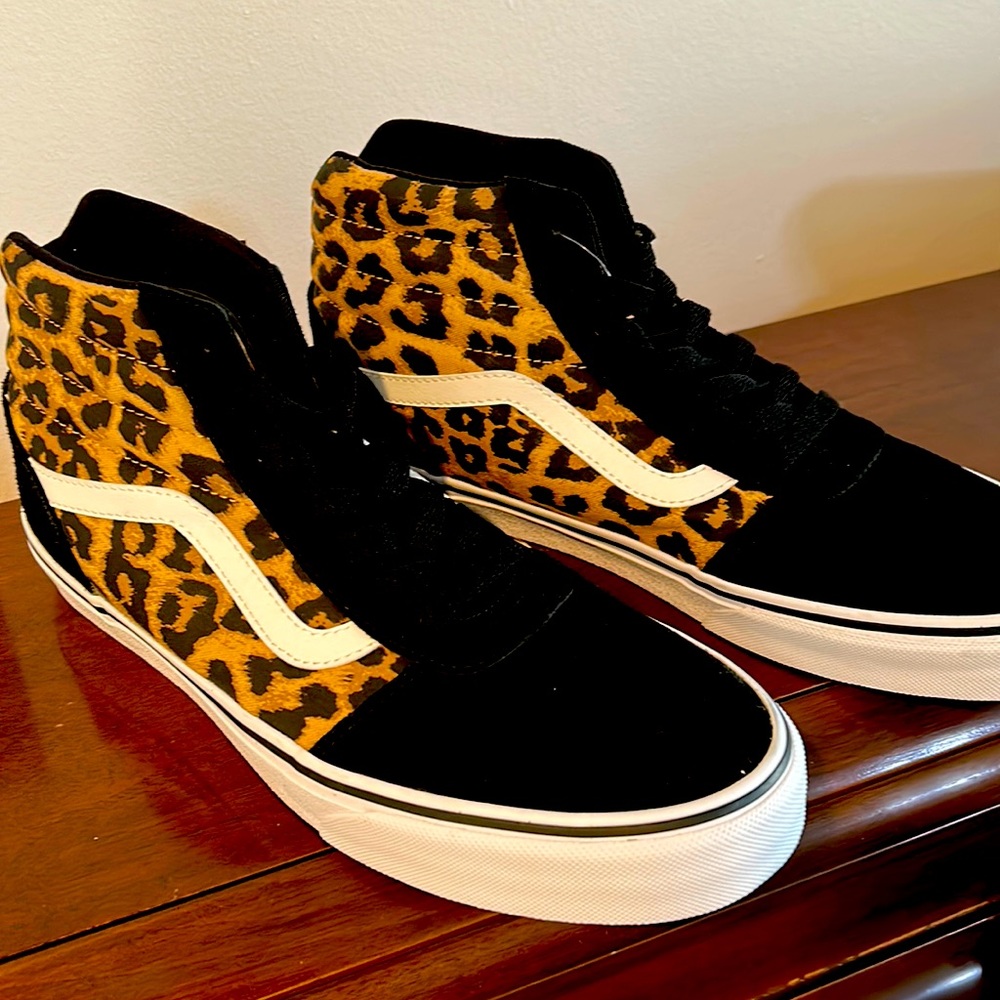 High top Vans tennis shoes